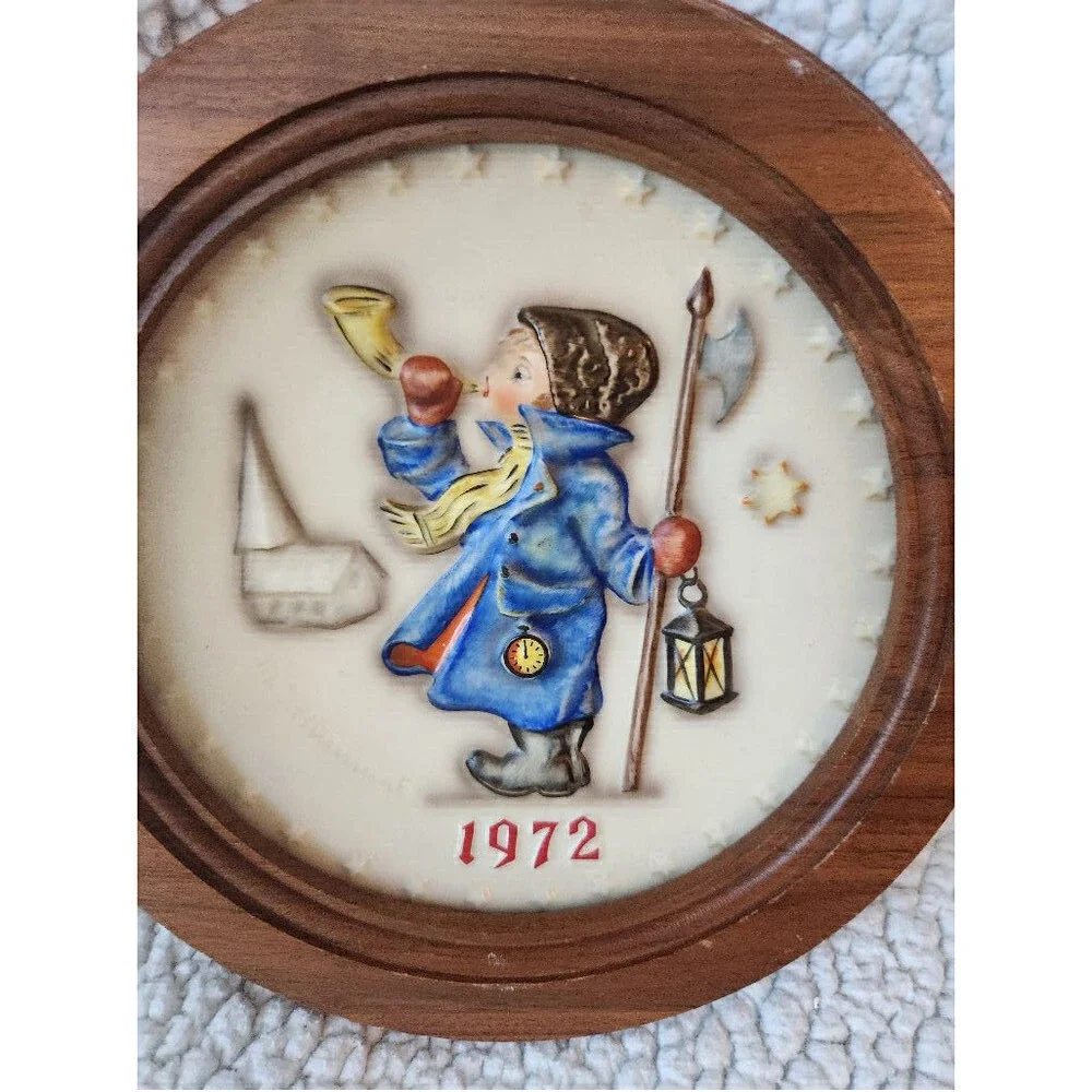 MJ Hummel 1972 2nd Annual Plate hand paint child ceramic plate and wooden frame